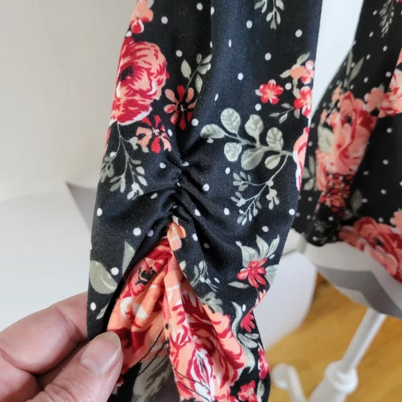 Womans no boundaries Floral and Black Knit top Tie front Lace Back Size Small - Picture 10 of 13